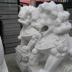 白色石頭獅子雕塑，白色石獅子