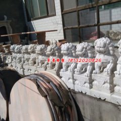 漢白玉石獅子雕塑，機(jī)器雕刻石獅子