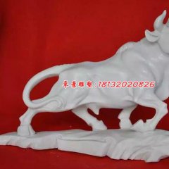拓荒牛石雕，漢白玉石牛動(dòng)物雕塑