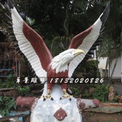 玻璃鋼老鷹雕塑，雄鷹展翅雕塑