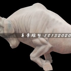 晚霞紅開(kāi)荒牛雕塑，廣場(chǎng)石雕牛