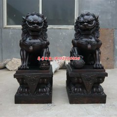 銅獅子踩球